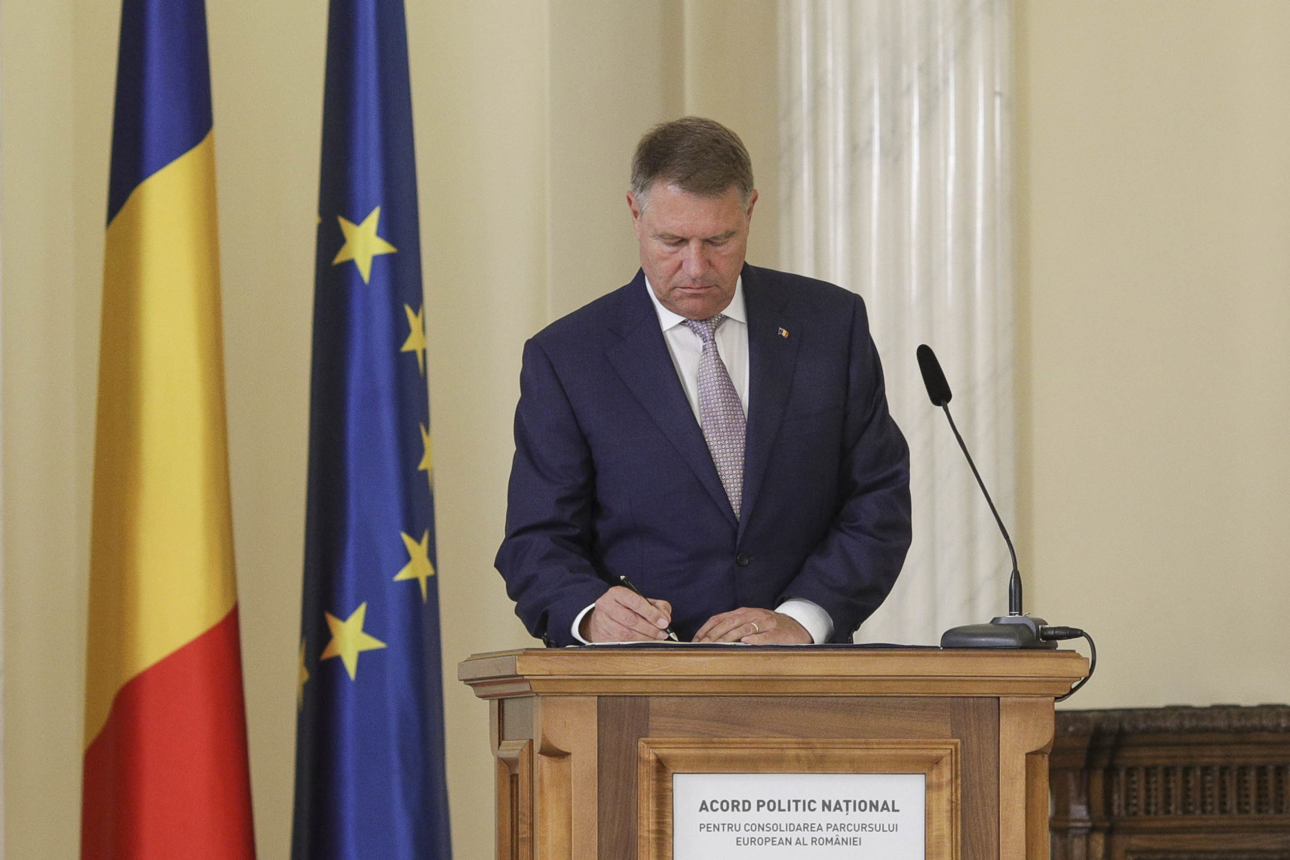 Iohannis semnează