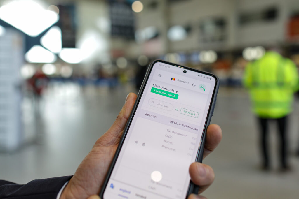 prezentare formular digital otopeni plf completare intrare in tara telefon ecran mobil covid coronavirus