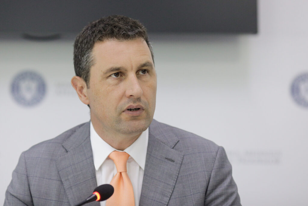 Ministrul mediului, apelor și pădurilor, Barna Tanczos, susține o conferință de presă la sediul ministerului din București, joi 30 iunie 2022.