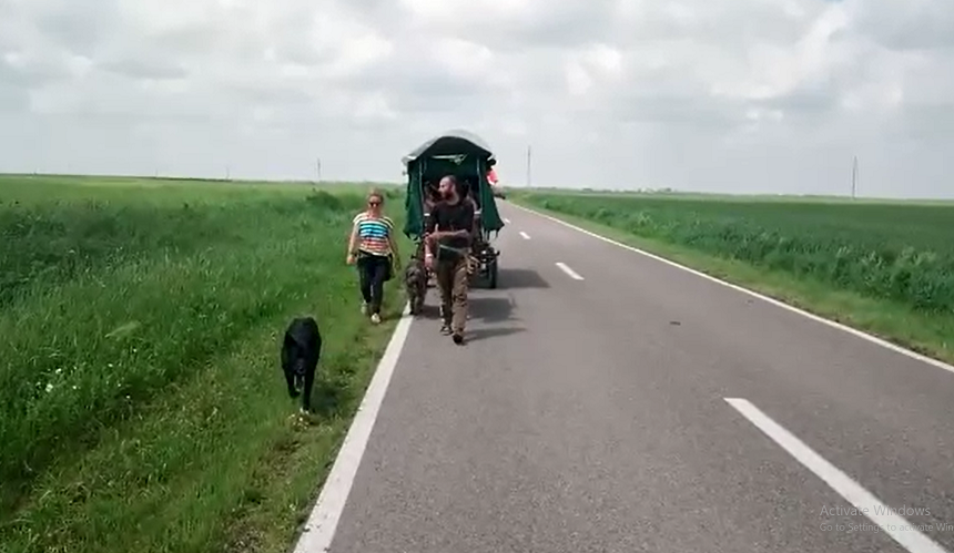 familie cu căruţă / captură video